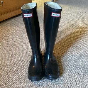 Hunter black glossy rain boots wide calf/ shorter